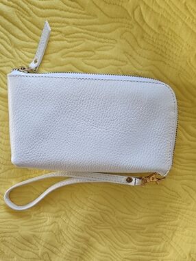 CLASSICO Off White Pebbled Vegan Wristlet NWOT